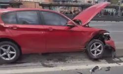 Bakırköy'de otomobilin çarptığı aydınlatma direği, başka bir otomobilin üzerine devrildi