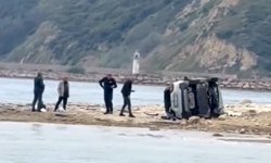 Bariyeri aşıp, kumsala uçan otomobilden yara almadan kurtuldular