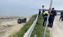 Bariyeri aşıp, kumsala uçan otomobilden yara almadan kurtuldular/Ek fotoğraflar