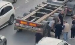 Beylikdüzü'nde skuter ile sokaktan caddeye çıkan çocuğa TIR çarptı; kaza kamerada