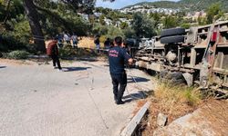 Bodrum'da iş makinesi taşıyan kamyon devrildi: 3 yaralı