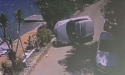 Bordüre çarpan otomobil devrildi; kaza kamerada