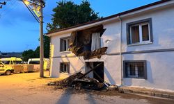 Bursa'da 2 katlı evin duvarı çöktü