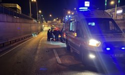 Bursa'da bariyerlere çarpan otomobilin sürücüsü yaralandı