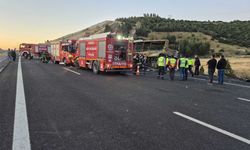 Denizli'de bariyerlere çarpan yolcu otobüsü yandı: 1'i bebek 8 ölü, 33 yaralı