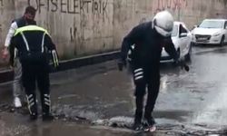 Diyarbakır'da sağanakta tıkanan mazgalları polisler temizledi
