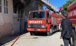 Evde çıkan yangından, pencereye uzatılan merdivenle kurtarıldılar