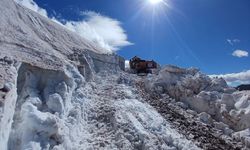 Hakkari'de askeri üs bölge yolunda 5 metrelik karla mücadele