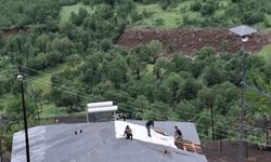 Hakkari'de fırtına; çatılar uçtu, seralar zarar gördü