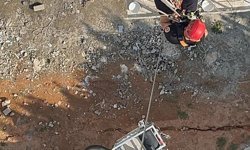 İskelede asılı kalan 2 işçi itfaiye tarafından kurtarıldı