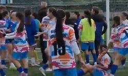 Kadın futbol takımı oyuncuları sahada birbirine girdi