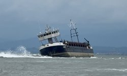 Karaya oturan gemi için uygun hava koşulları bekleniyor