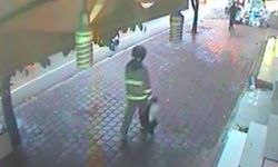 Kask takıp girdiği telefon bayisini soydu