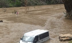 Kaval Deresi taştı, köy yolu ulaşıma kapandı (2)