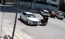 Kavşakta otomobile çarpan motosiklettekiler takla atıp, asfalt zemine düştü