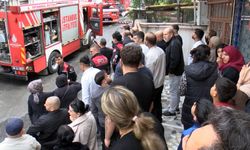 Küçükçekmece'de 4 katlı binanın çatı katında çıkan yangın söndürüldü