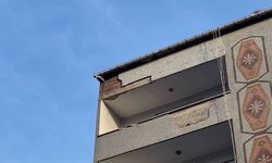 Küçükçekmece'de 5 katlı binanın dış cephesinden kopan parçalar sokağa düştü
