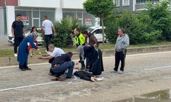 Motosiklet, hafif ticari araç ve otomobilin çarpıştığı kazada 2 kişi yaralandı