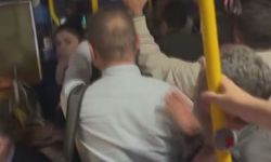 Motosiklet sürücüsü elindeki cismi İETT otobüsüne fırlattı; yolcuların panik anları kamerada