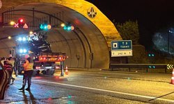 Otomobil tünel girişindeki duvara çarptı; 1 ölü