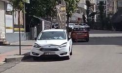 Otomobiliyle park halindeki 5 araca çarpıp kaçtı; o anlar kamerada
