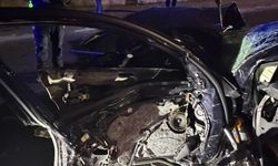 Refüje çarpan otomobilin sürücüsü yaralandı