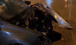 Refüje ve bariyerlere çarpan otomobilin motoru koptu: 1'i ağır 2 yaralı