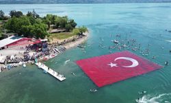 Sapanca Gölü'nde 19 Mayıs'ta, 1923 metrekarelik Türk bayrağı açıldı