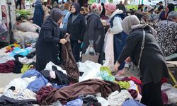 Semt pazarında kendi bestelerini seslendirip satış yapıyor
