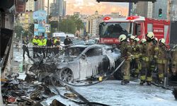 Şişli'de otomobil iş yerine girdi, yangın çıktı: 2 yaralı