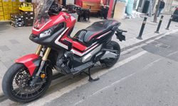 Şişli'de yolun karşısına geçen kişiye motosiklet çarptı; kaza kamerada
