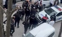 Sultangazi'de 2 grup arasındaki kavgaya aileler de dahil oldu; polis biber gazıyla müdahale etti