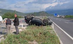 Takla atan otomobildeki anne ile oğlu yaralandı