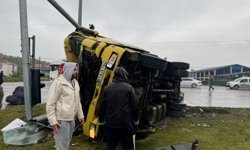 TIR aydınlatma direğine çarpıp, devrildi; 1 yaralı