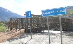 TSK'nın Hakkari'de heyelan bölgesine kurduğu panel köprüden ilk araç geçişleri yapıldı