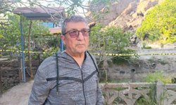 Yamaçtan kopan kaya parçaları evi kullanılamaz hale getirdi