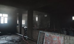 Yangına hortumla müdahale etmeye çalıştı; o anlar kamerada