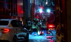 Zeytinburnu'nda 4 katlı iş merkezinin çatısındaki kulübe alev alev yandı