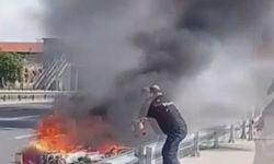 Zeytinburnu'nda seyir halindeki motosiklet alev alev yandı