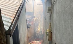 3 katlı evde çıkan yangın yan binaya sıçradı; depremde kolunu, yangında evini kaybetti