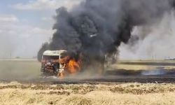 Anız yangınında alevler TIR'a sıçradı; o anlar kamerada