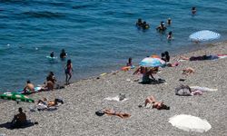 Antalya'da hava sıcaklığı 38 derece oldu, sahillerde yoğunluk yaşandı