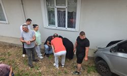 Bahçeye uçan otomobilin arka kısmı kaldırımda asılı kaldı; 2'si çocuk 3 yaralı