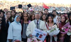 Eczacılık fakültesini bitirdi, cübbe ve kepini babasına giydirdi / Ek fotoğraflar