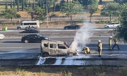Esenyurt TEM Otoyolu'nda seyir halindeki hafif ticari araç alev alev yandı