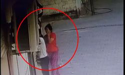Evlerin kapılarını yoklayıp açmaya çalışan şüpheliler kamerada