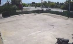 Hafif ticari araç ile motosiklet çarpıştı; 2 yaralı, kaza kamerada