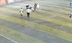 Halı sahada dili boğazına kaçan oyuncuya müdahale kamerada
