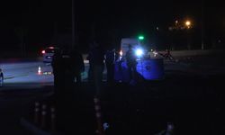 Kaldırıma çarpan motosiklet metrelerce savruldu: 1 ölü