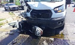 Kamyonet ile motosikletin çarpıştığı kazada 2 kardeş yaralandı